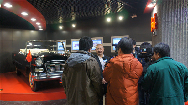 外国驻华记者在一汽红旗文化展馆采访.jpg