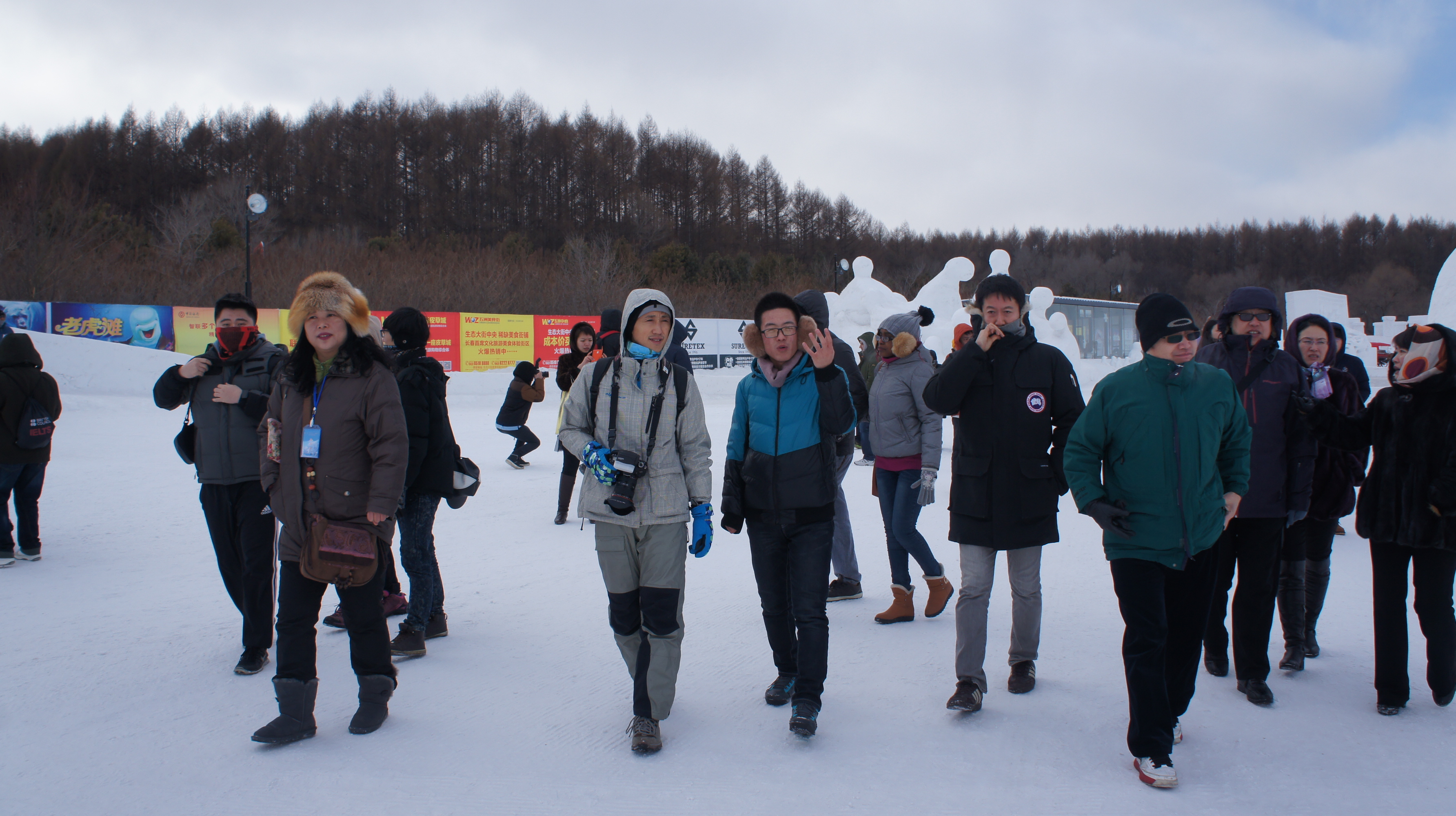 外国驻华记者及国际友人在净月雪世界采访采风.JPG
