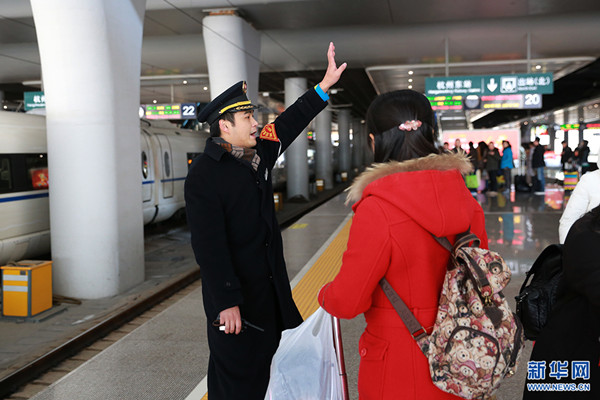 金鑫在站台组织乘客有序乘车。新华网 祝立铭摄
