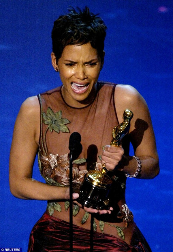 halle berry获得最佳女主.jpg