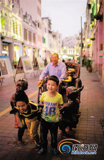 游客在海口骑楼老街游玩。海南日报记者 宋国强 摄.jpg