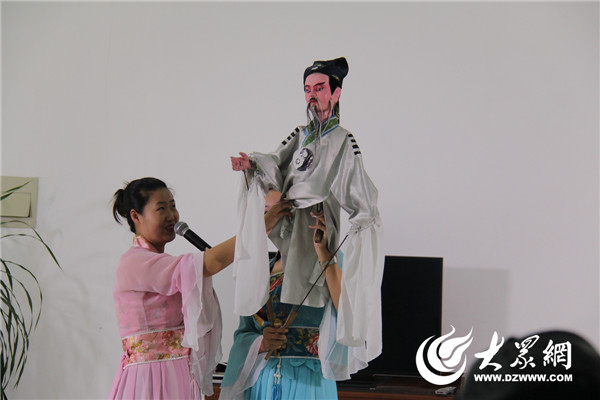 青岛大汉偶歌文化传播有限公司的演员现场介绍木偶知识。.jpg