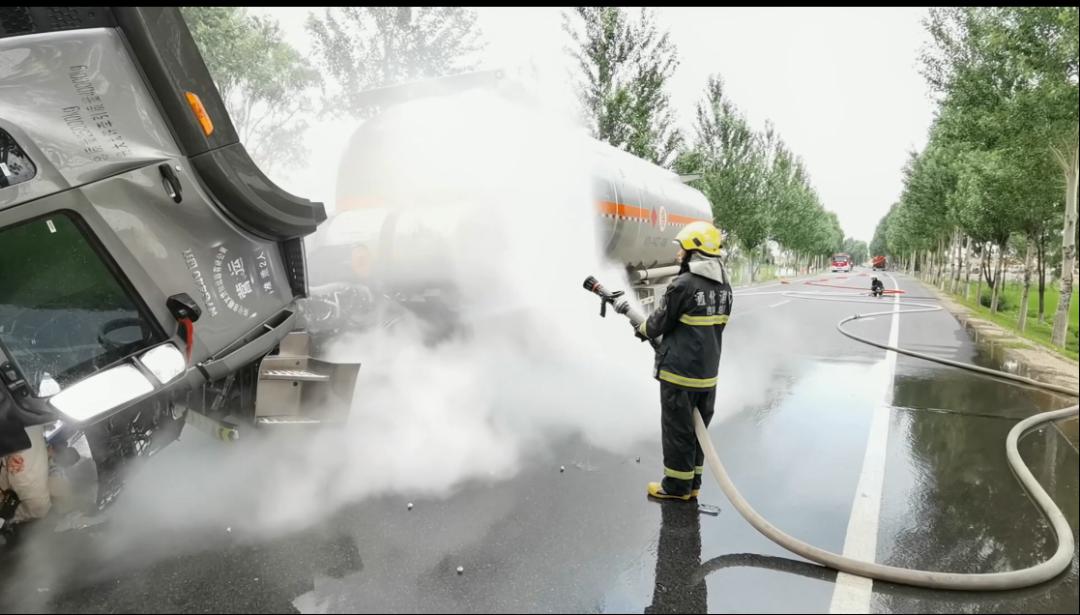 35吨高浓度酒精槽车天然气罐发生泄漏，通化消防紧急处置5.jpg