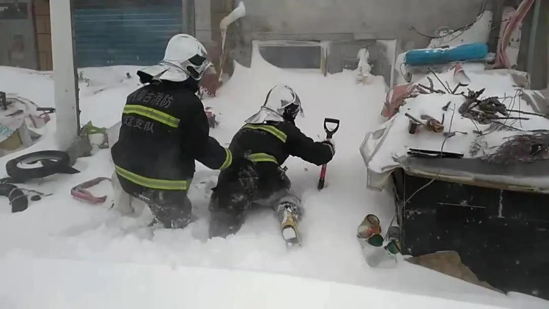科左中旗消防员正在清理门前近1米2的积雪.jpg