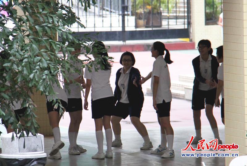 香港学生上课期间进行交流活动。.jpg