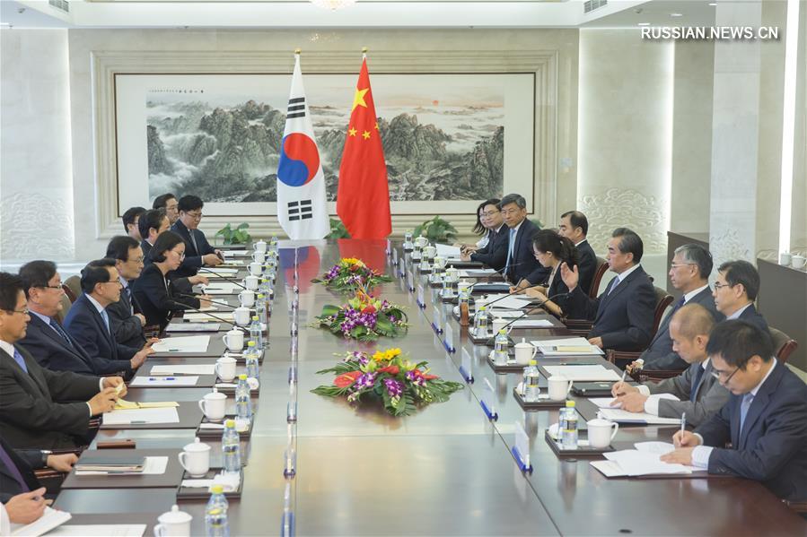 Ван И встретился со спецпредставителем президента РК Ли Хэ Чаном