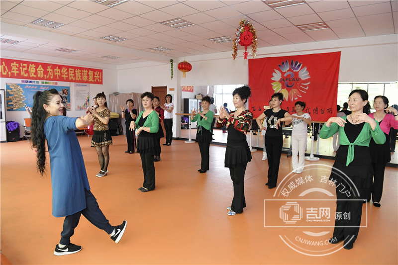 08 王小燕老师指导舞蹈动作。吉网 吉刻APP 记者罗浩 摄_副本.jpg