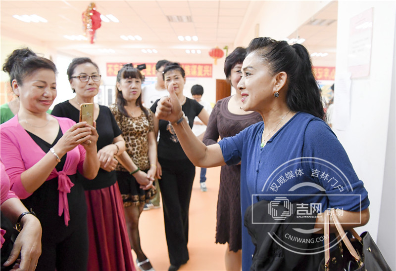 13 王小燕老师鼓励社区舞蹈队。吉网 吉刻APP 记者罗浩 摄_副本.jpg