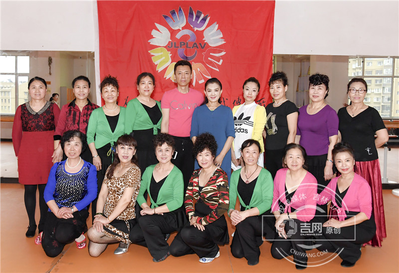 16 艺术家老师与社区舞蹈队合影。吉网 吉刻APP 记者罗浩 摄_副本.jpg