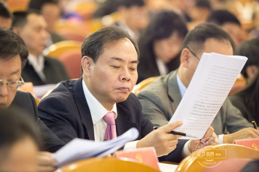 与会代表认真听取报告