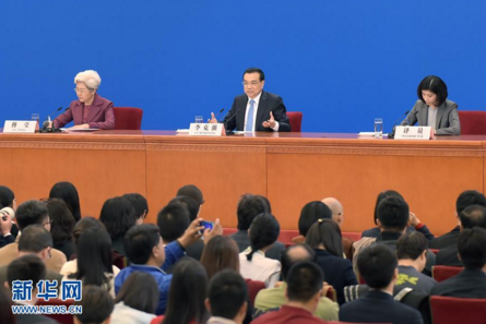 　3月15日，国务院总理李克强在北京人民大会堂与中外记者见面，并回答记者提问。 新华社记者薛玉斌摄