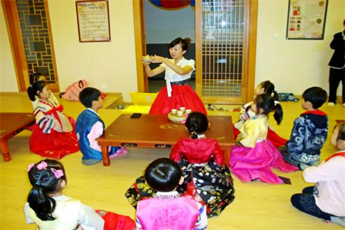 延吉市中央小学，老师正在教授小朋友朝鲜族传统礼节