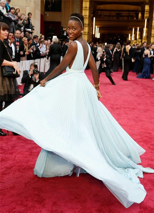 2014年，凭借热门影片《为奴十二年》火速上位的黑人女星Lupita Nyong'o身着Prada深V定制礼服再次惊艳全场。.jpg