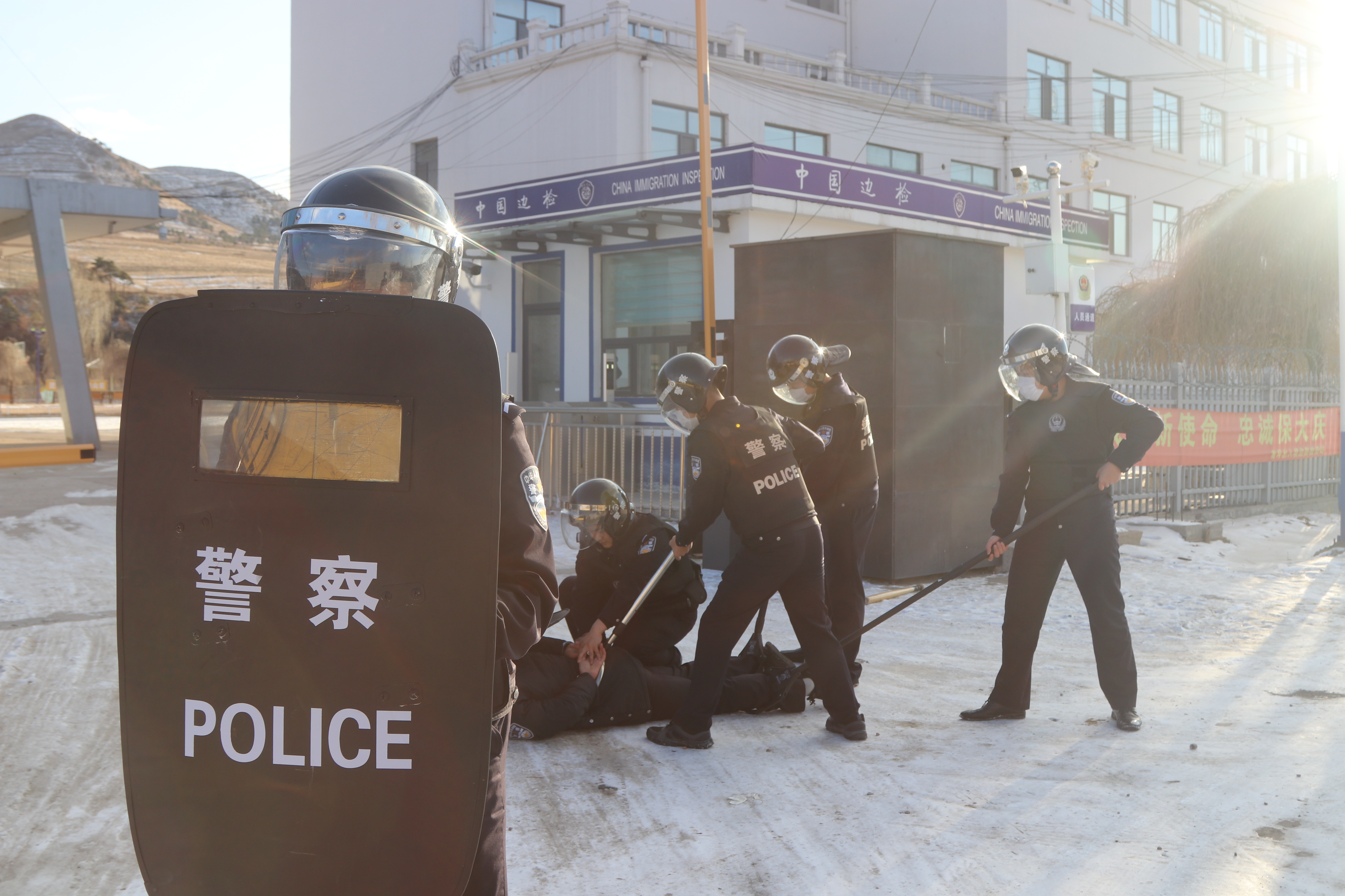 图为该站民警开展处突演练.JPG