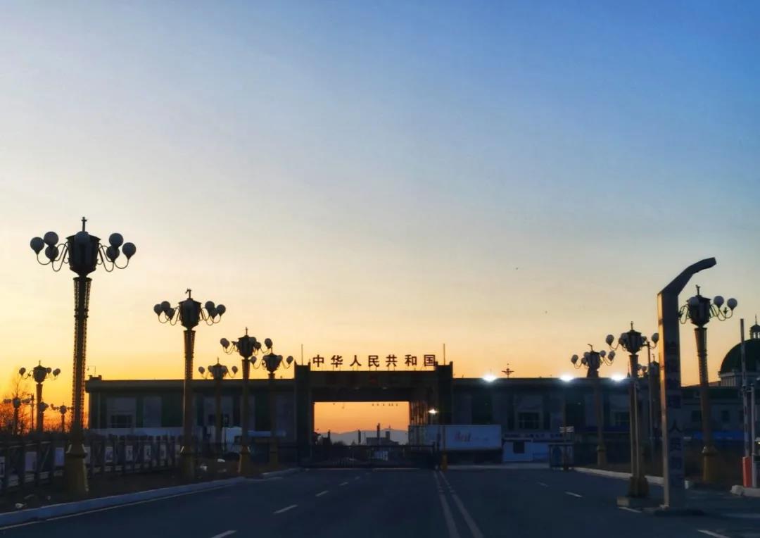 图为夕阳下的珲春口岸。.jpg