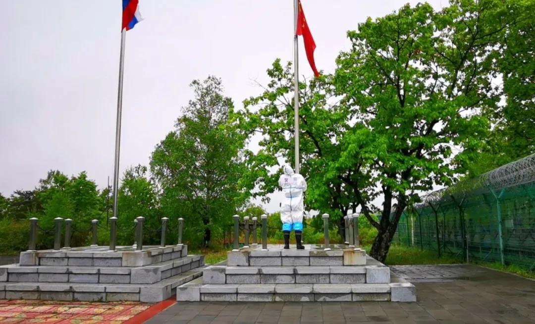 图为先锋队民警在升旗。 (1).jpg