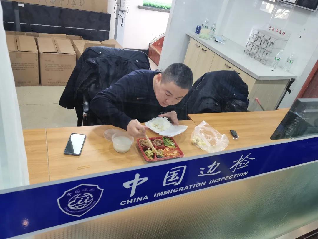 图为先锋队民警在出境车检室享用午餐。.jpg