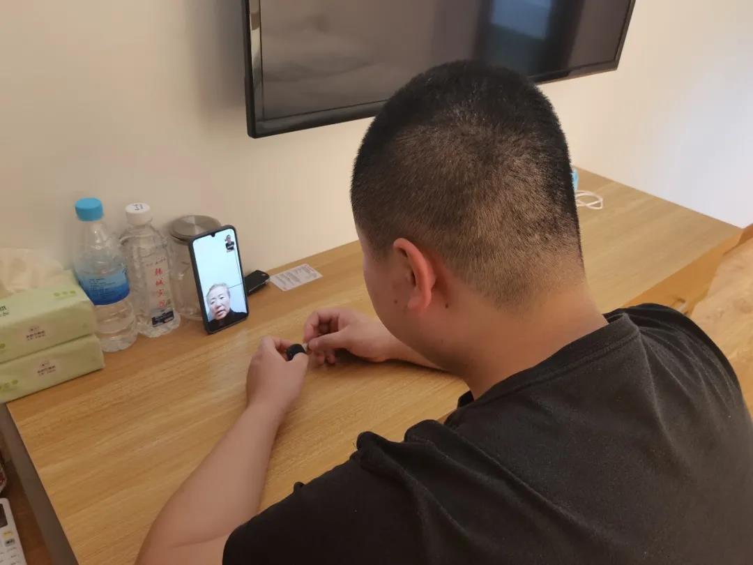 图为先锋队民警在与母亲视频通话。.jpg