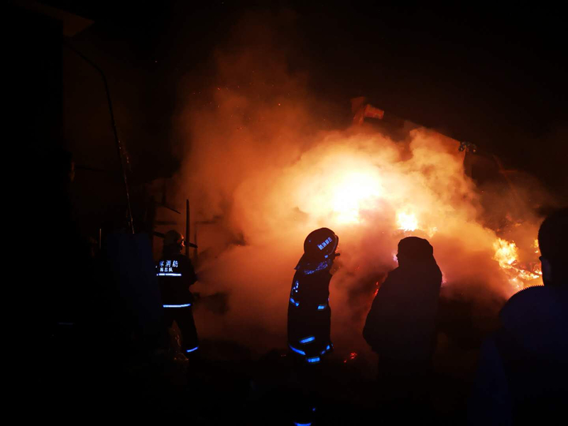 柴草垛起火危及民房 梅河消防火速出击保民安.jpg