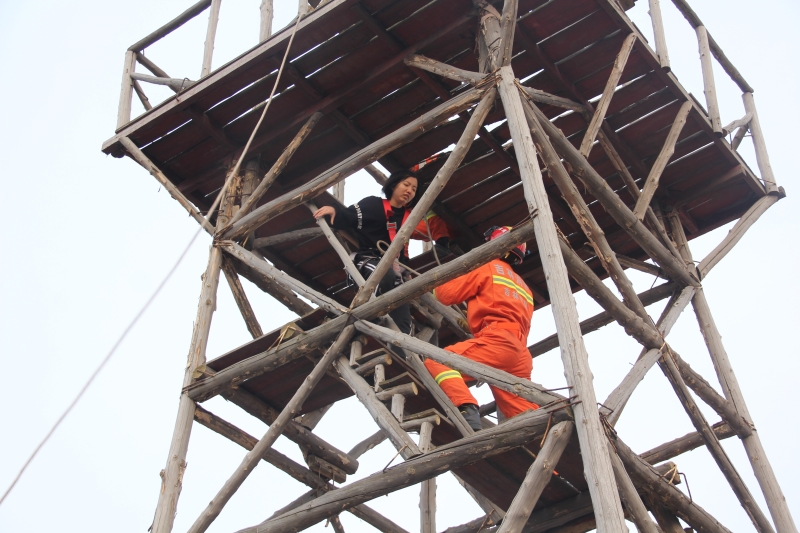 吉林市消防救援支队岔路乡中队成功救援轻生跳塔女子.jpg