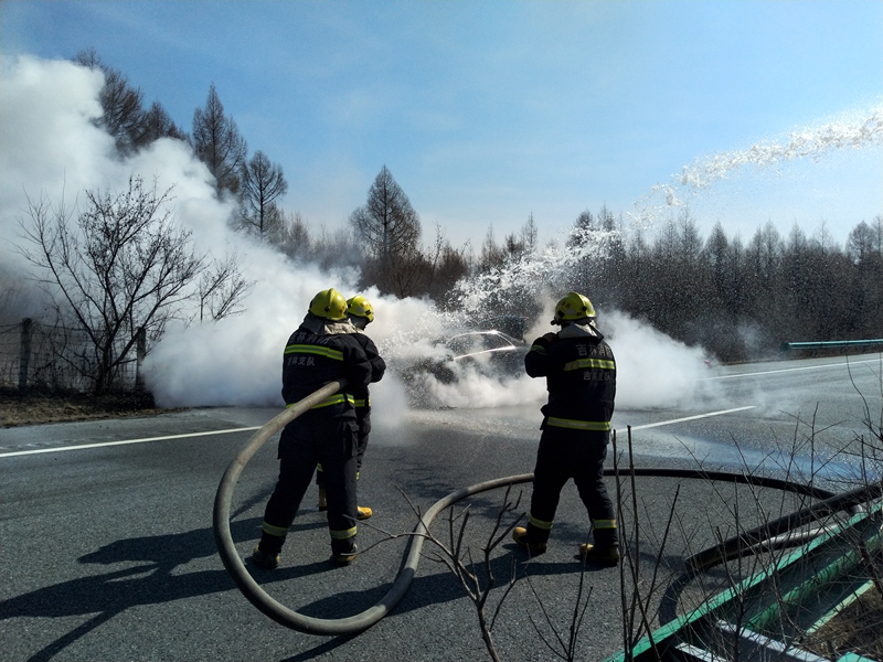 吉林市消防救援支队蛟河中队成功处置一场汽车火灾.jpg