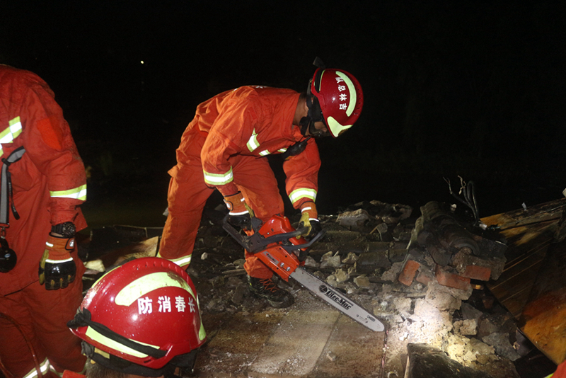 长春消防救援支队成功处置“7·31”新区湖畔街北湖湿地公园倒塌事故4.jpg