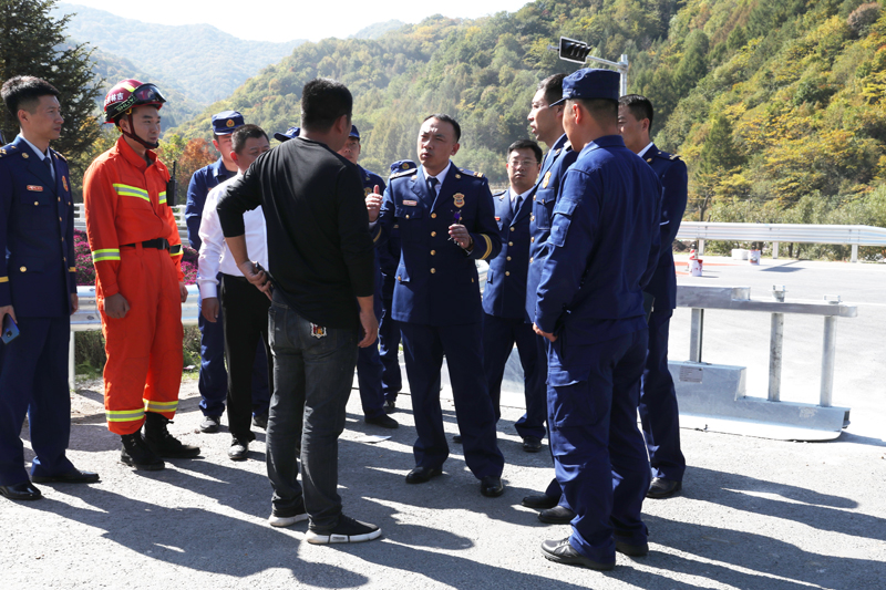 通化消防救援支队领导带队实地熟悉五女峰8公里超长隧道并开展应急救援研讨.jpg 通化消防救援支队领导带队实地熟悉五女峰8公里超长隧道并开展应急救援研讨.jpg