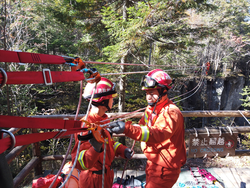 长白山消防救援支队开展山岳救援科目训练1.jpg