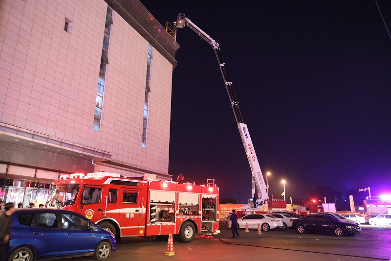 辽源消防救援支队开展大型综合体夜间实战演练2.jpg