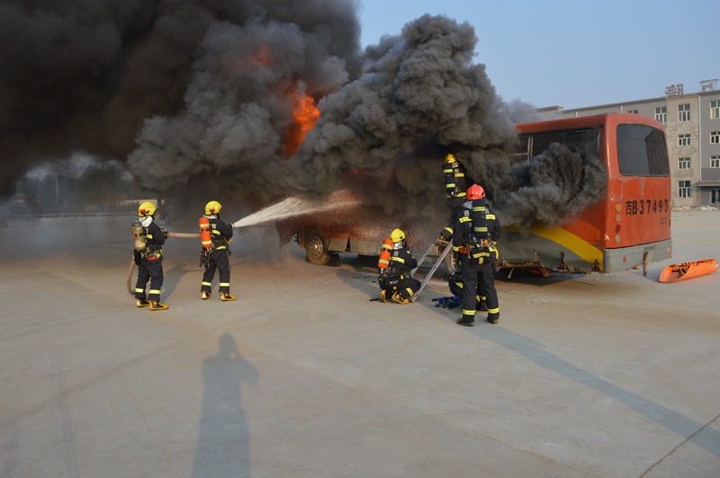 吉林消防救援支队针对交通枢纽建筑和车辆火灾事故开展熟悉演练1.jpg