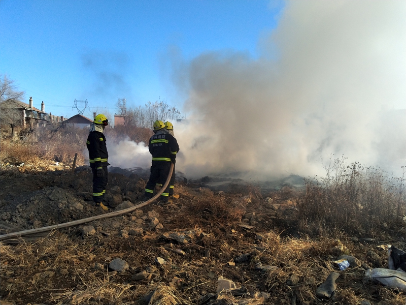 蛟河消防救援大队成功扑救废弃轮胎堆垛火灾 2.jpg