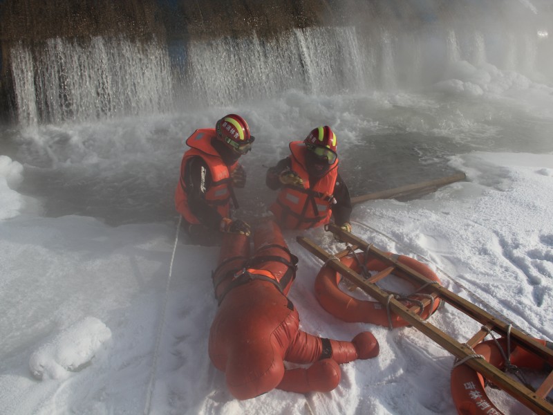 白山组织开展冰上救援实战演练1.jpg