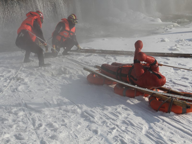 白山组织开展冰上救援实战演练2.jpg