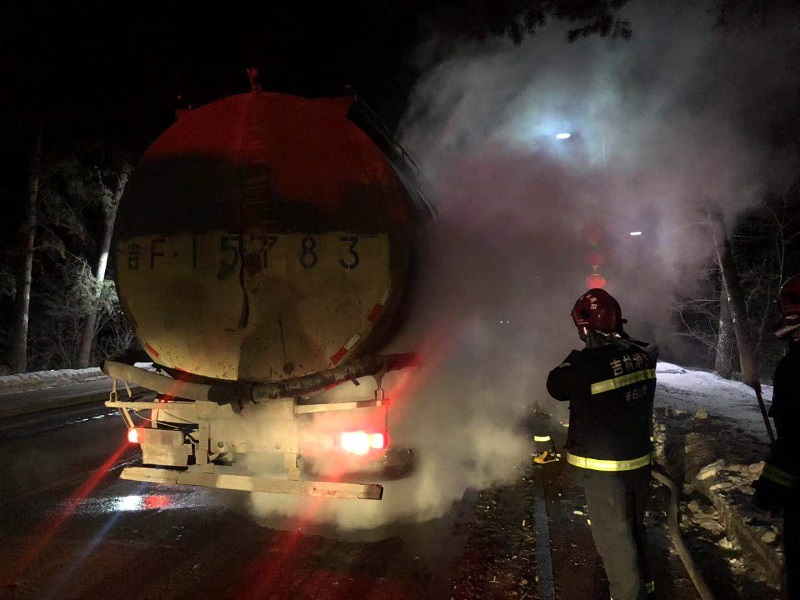 槽罐车轮胎突发自燃 长白山消防池北中队成功处置.jpg 槽罐车轮胎突发自燃 长白山消防池北中队成功处置.jpg