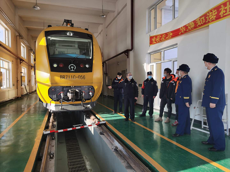 延边消防深入铁路运输部门开展调研铁路隧道事故灭火救援准备工作1.jpg