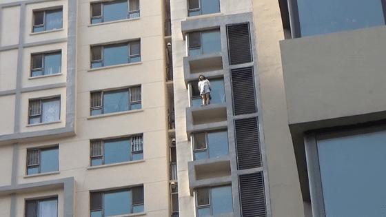 女子酒后欲跳楼轻生，丰满大队消防员15层楼生死营救1.jpg