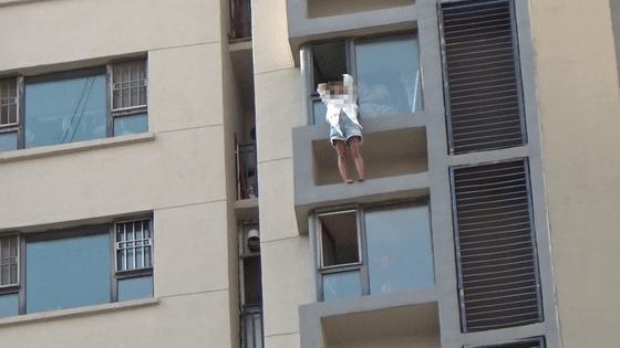 女子酒后欲跳楼轻生，丰满大队消防员15层楼生死营救2.jpg