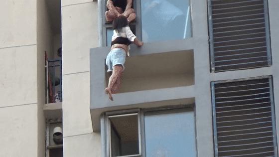 女子酒后欲跳楼轻生，丰满大队消防员15层楼生死营救3.jpg
