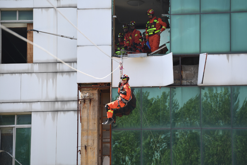 雷霆出击—— “砺剑2019”跨区域地震救援演练首战告捷2.jpg