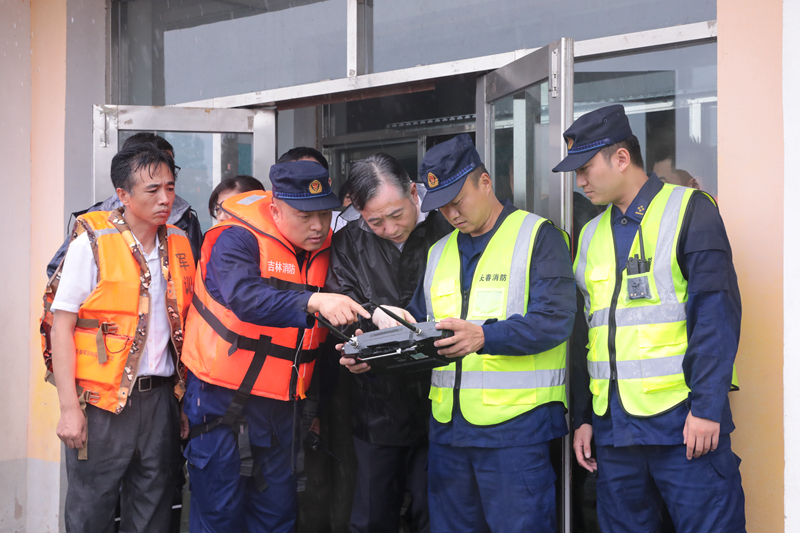 长春市刘忻市长深入抗洪一线 指挥现场救灾工作并慰问消防指战员1.jpg