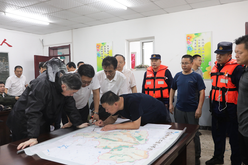 长春市刘忻市长深入抗洪一线 指挥现场救灾工作并慰问消防指战员2.jpg