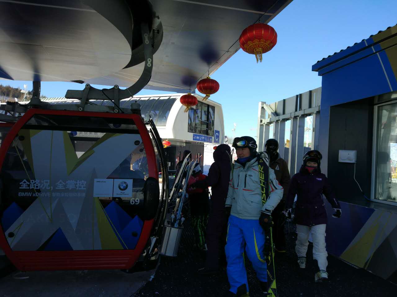 滑雪爱好者乘缆车上高山雪道 中国青年网记者 吴阳 摄