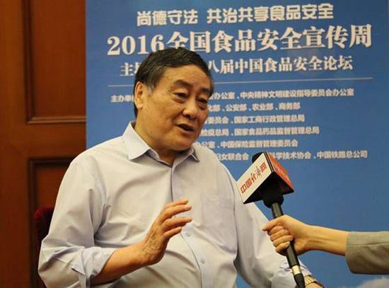 2016全国食品安全宣传周主场活动暨第八届中国食品安全论坛6月14日在京举办。图为娃哈哈集团董事长宗庆在论坛期间接受记者采访。中国经济网 张相成/摄