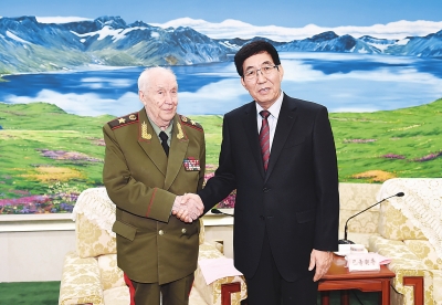 巴音朝鲁与加列耶夫大将握手