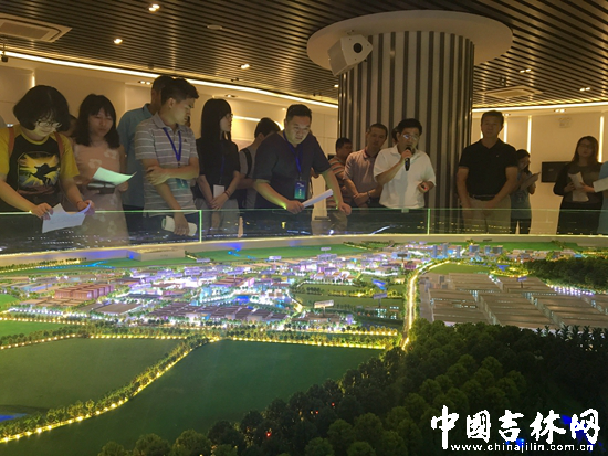 采风团一行参观广清工业园展厅