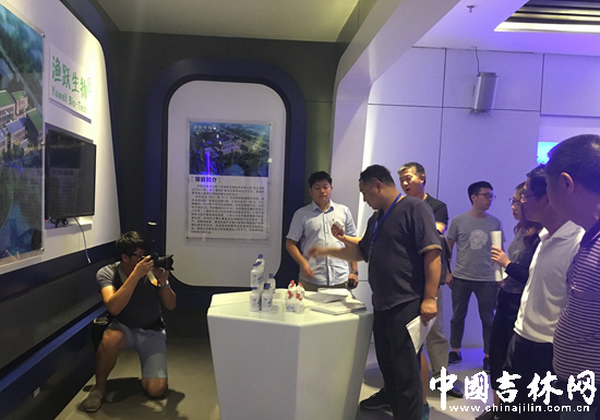 采风团一行走进广清工业园参观