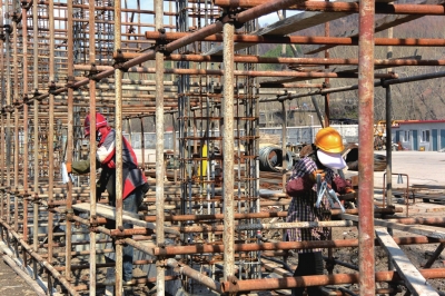 白山市琦祥纸业有限公司年产20万吨高档包装用纸扩建项目抓紧施工。