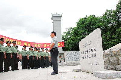 金春燮为驻队官兵讲解民族英雄童长荣事迹 金春燮为驻队官兵讲解民族英雄童长荣事迹