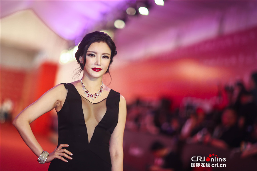 上海电影节闭幕红毯 众女星斗艳比拼性感