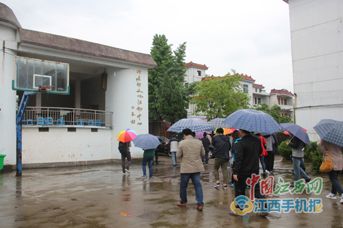 全国手机媒体记者在余江县邓埠镇西坂村港边小组采访（本文图片均为记者张思楠摄）